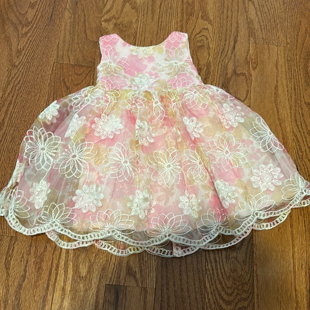 Gently used toddler dress. Perfect for the spring and summer or even Easter!